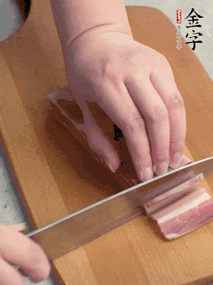 百合切去頭尾，分開洗凈;咸肉切薄片。