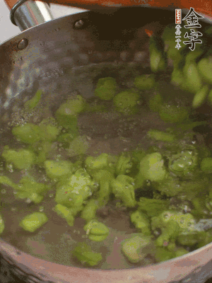 鍋中水沸，放一撮鹽，下蠶豆豆瓣焯3分鐘，下百合，3秒撈出，一起撈出瀝水。