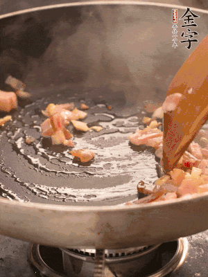 熱油爆香大蒜粒，煸香咸肉丁，淋一勺黃酒調(diào)味。