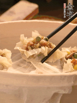 包好的燒賣放在蒸籠上，水開(kāi)后蒸8分鐘左右。