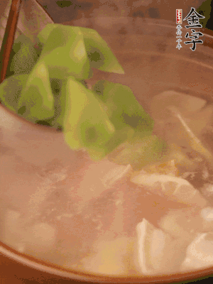 再加入焯水過(guò)的百葉結(jié)、萵筍塊燉15-20分鐘。