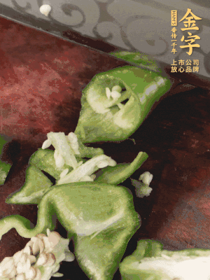辣椒洗凈斜切成段，蒜切片。