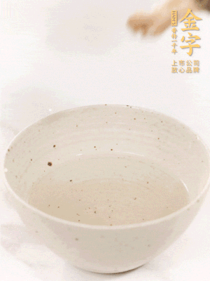 羊肚菌流水洗凈2遍后，溫水泡發(fā)15-20分鐘。