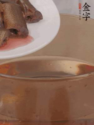 處理干凈的黃鱔段，加姜片、料酒沸水下鍋焯水。撈出用涼水沖洗干凈。
