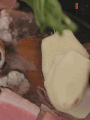 加姜片、蔥結(jié)、料酒。