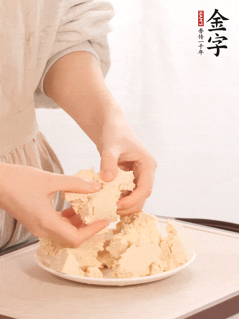 老豆腐用手掰成塊。