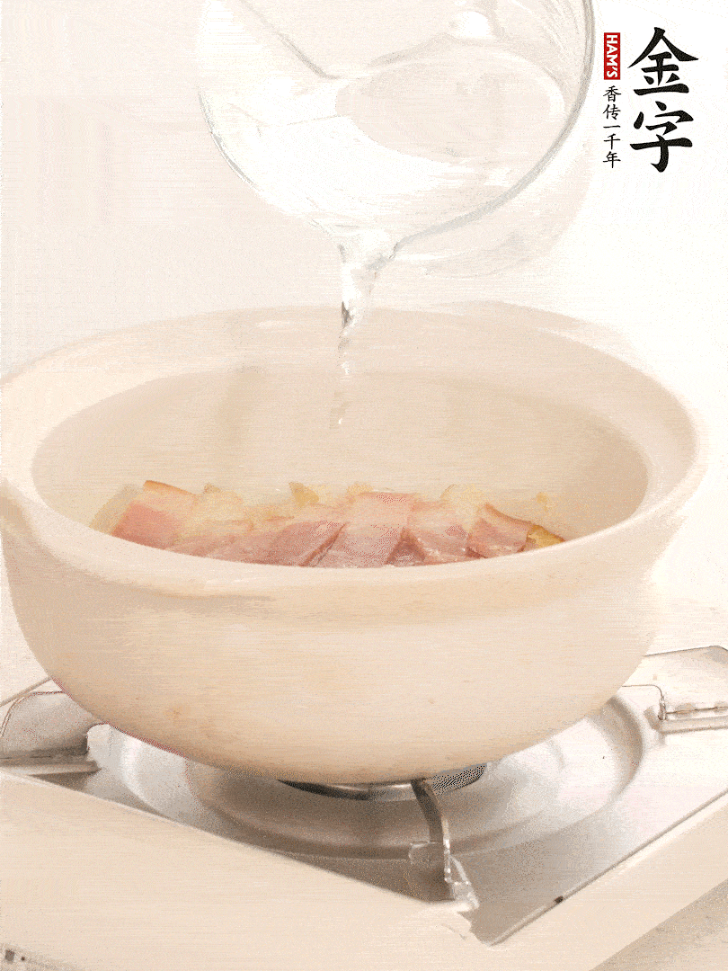 放入火腿片，加開水，再加入豆腐