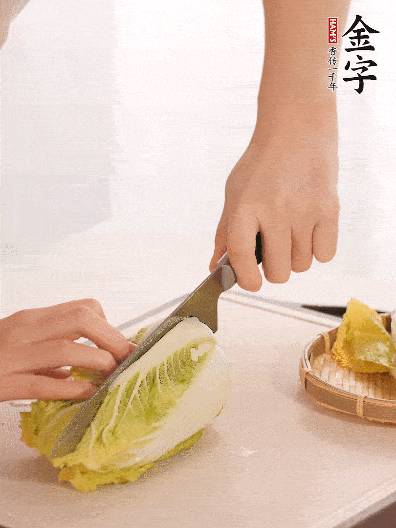 生姜切末，白菜改刀成成塊。