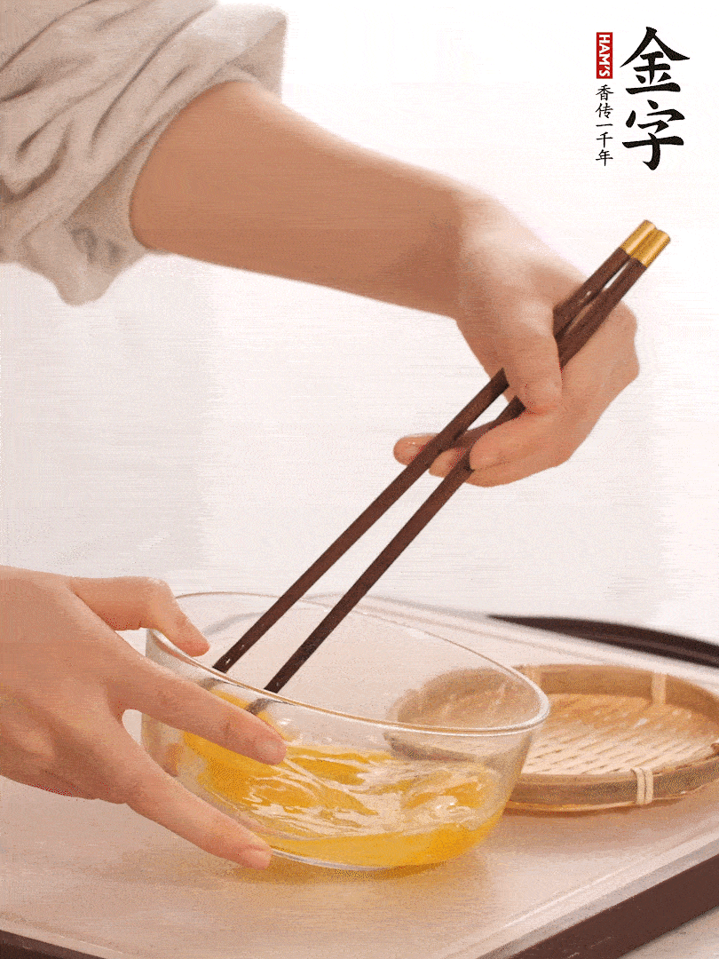 兩顆雞蛋打散。