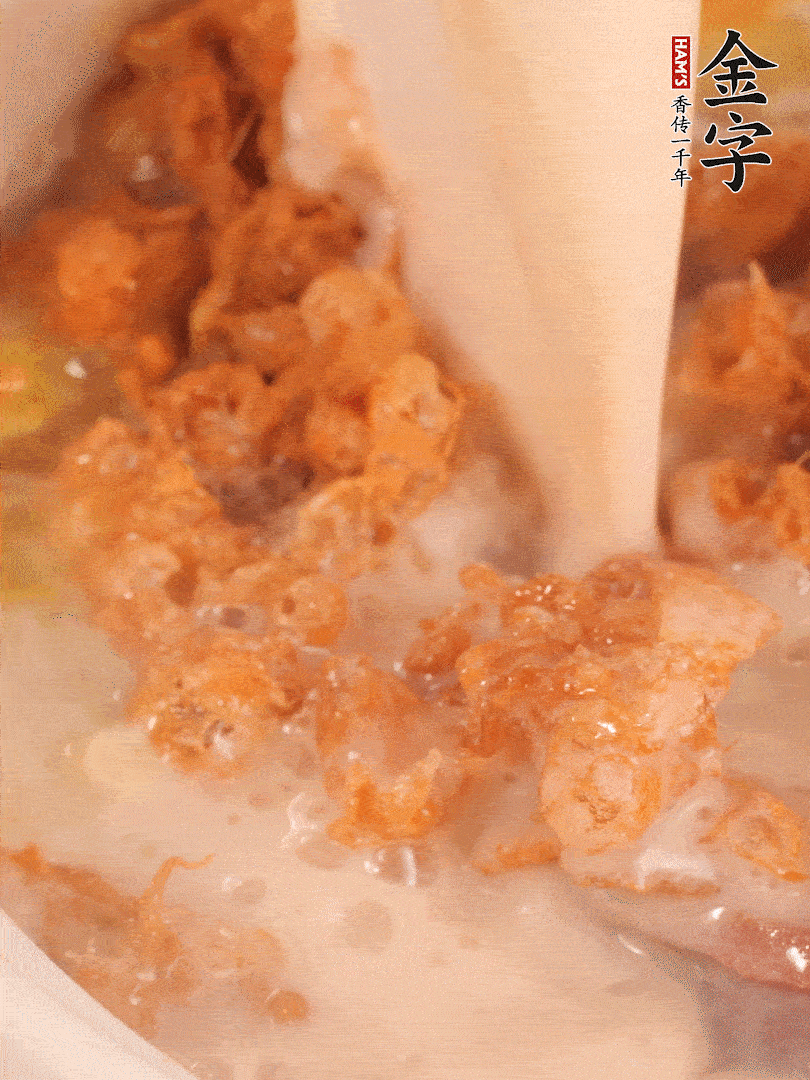加入蛋酥再煨煮2分鐘，加入豆?jié){。