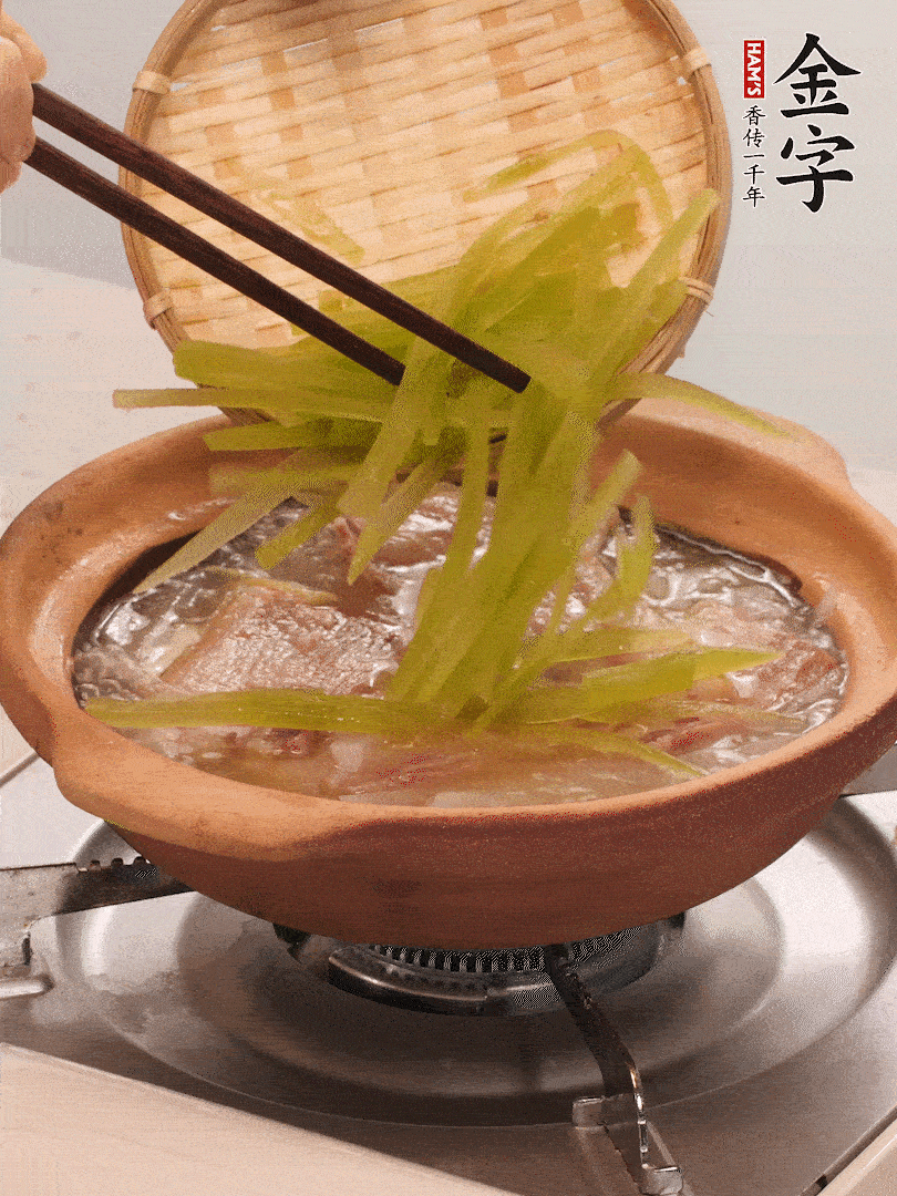 倒入熱水煮開后，轉(zhuǎn)小火燉煮10分鐘，呈奶白色湯底。