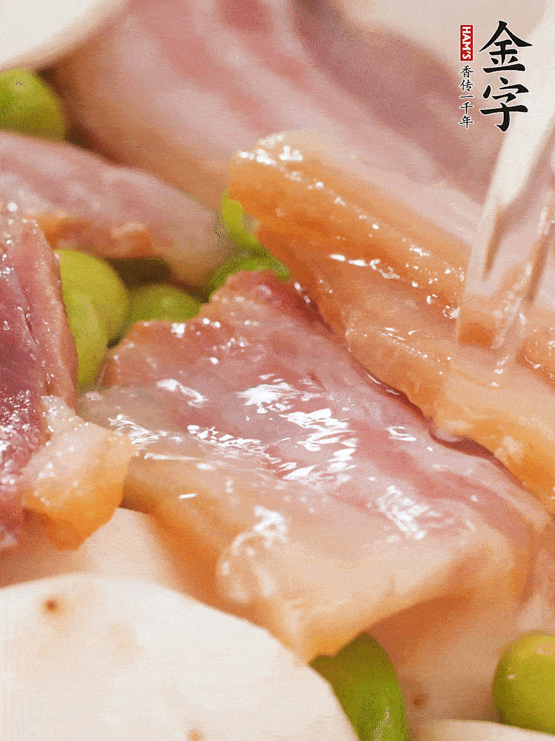 倒入芋艿、熟毛豆，翻炒均勻，加1小碗水煮開