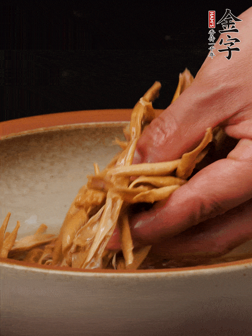 農(nóng)家土筍尖提前泡軟，用刀劃成細(xì)絲，這樣會(huì)更加入味。