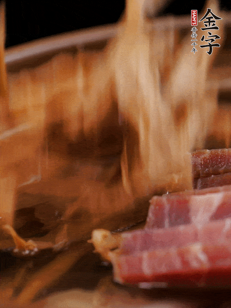 大筒骨、金字火腿、姜片、黃酒一起放入砂鍋，加筍干燉煮40分鐘。（如果家里有高壓鍋，用高壓鍋把高湯壓出來更鮮濃。）