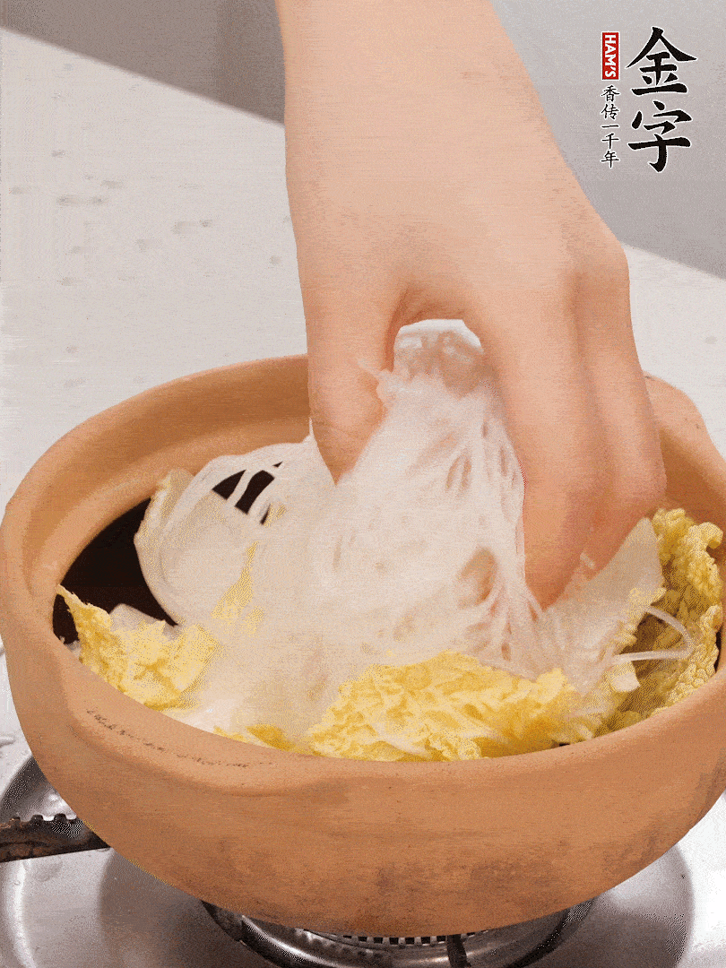 放入提前泡軟的粉絲，蓋上蒜蓉醬汁
