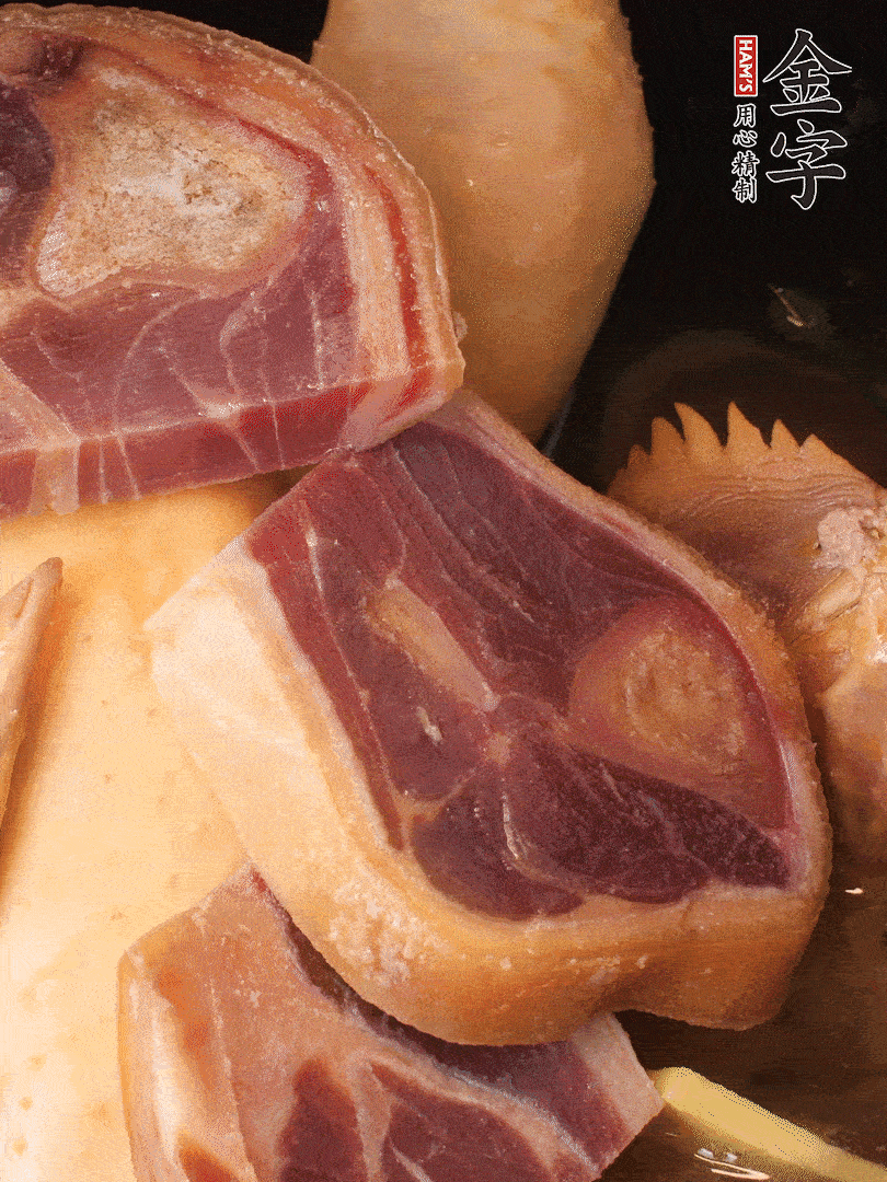 火踵、老母雞加蔥、姜、料酒、清水，大火燒開后轉(zhuǎn)小火，燉1小時(shí)