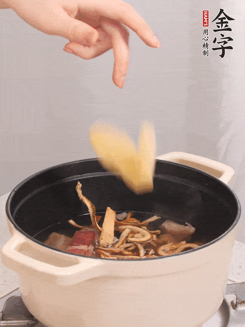 鍋中放牛腩、火腿，然后放入比食材多3倍的水；再放橘子皮、姜片、白胡椒粒燉煮90分鐘