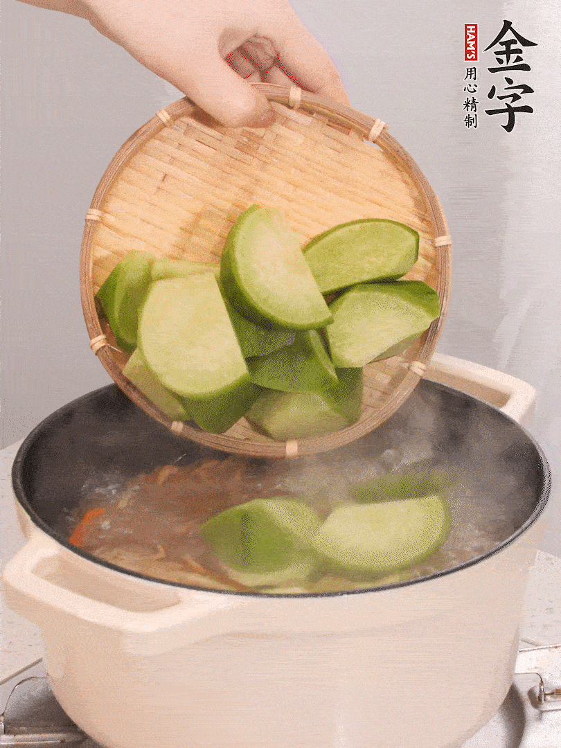 加入青、紅蘿卜再煲半小時(shí)。