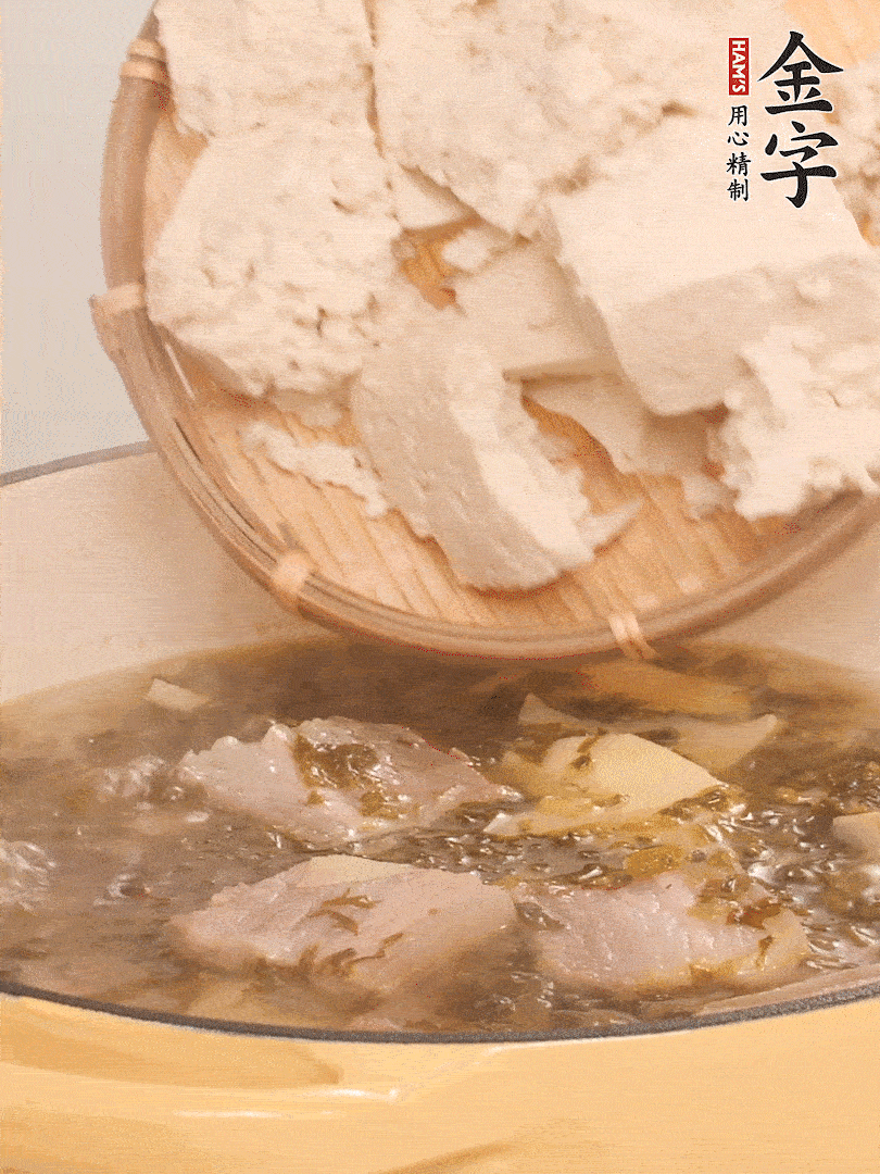 往鍋里加入一倍的水，加豆腐
