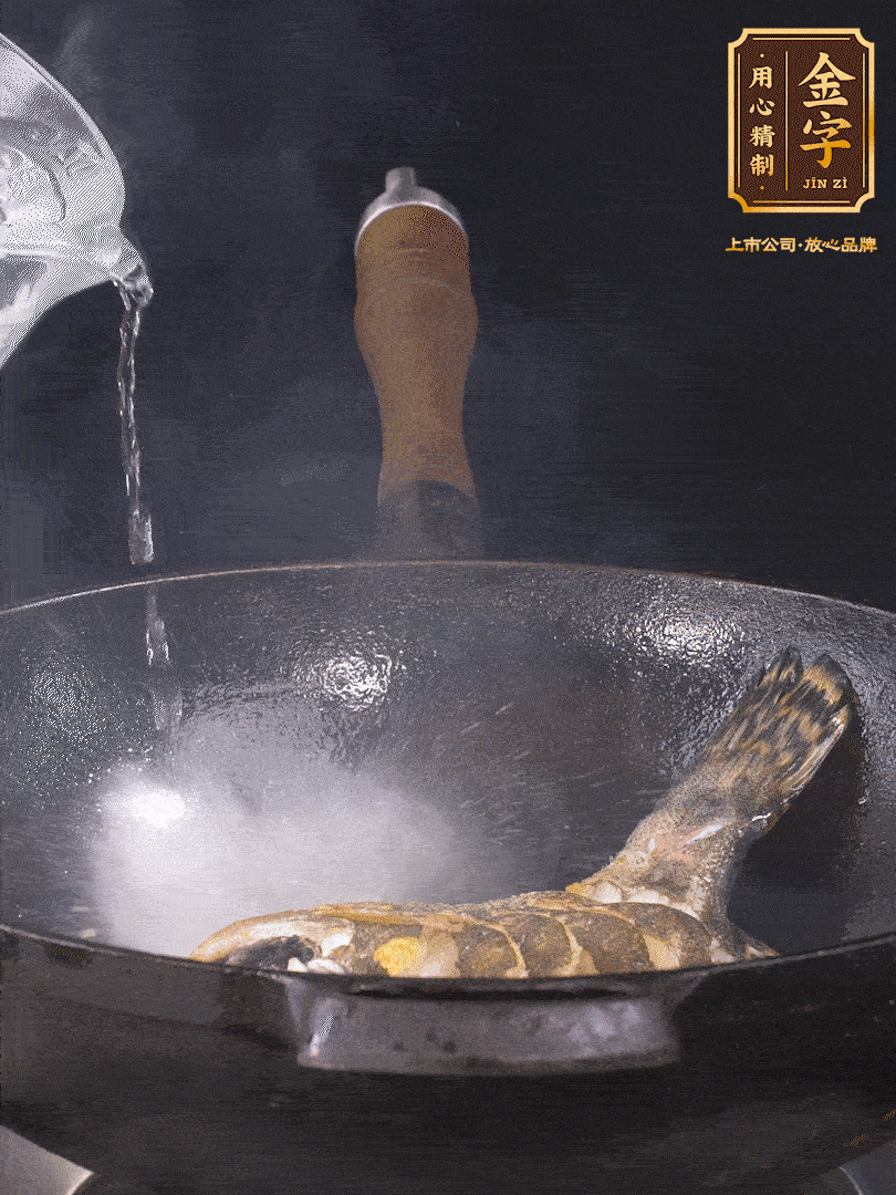 倒入適量食用油，待鍋燒熱后下桂魚煎大約2-3分鐘至兩面金黃（一定要煎透，這樣做出來的湯才會(huì)比較奶白色）