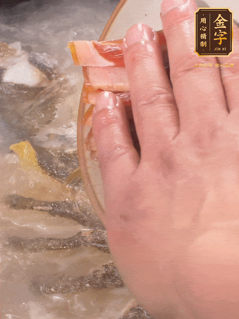 將煎好的魚，倒入三大碗開水。大火煮開后放入1個(gè)蔥結(jié)、2片姜片和1勺料酒和火腿片