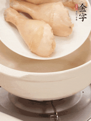 雞腿、火腿、干貝、蒜頭放入砂鍋內(nèi)燉1小時