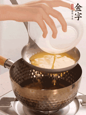 雞蛋過篩子倒入油鍋炸成蛋酥，瀝干油。
