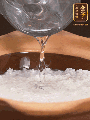 砂鍋底部刷一層油，加入大米和開水，水高1cm,大火燒開后轉(zhuǎn)中火煲5分鐘，到水微收干