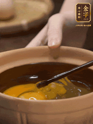 雞蛋打入砂鍋，充分打勻，1.5倍的溫水加一勺鹽，倒入蛋液中，攪拌均勻后用勺子舀去表面浮沫