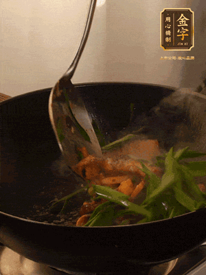 黃豆醬、鹽、糖調(diào)味，淋一圈花雕酒，蒜白先下，蒜葉后下
