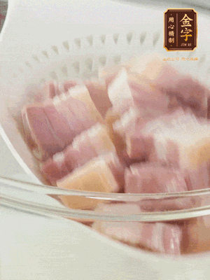 金字淡咸肉、排骨分別加料酒、蔥、姜冷水下鍋焯水，水開撇去浮沫撈出。