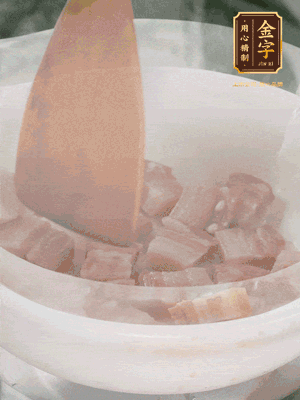 砂鍋內(nèi)咸肉微微煸出香味，再倒入開水。放排骨滾開后轉中小火篤30分鐘。（水盡量一次加足，以免中途加水沖淡鮮味。這一步是湯底濃白的關鍵）