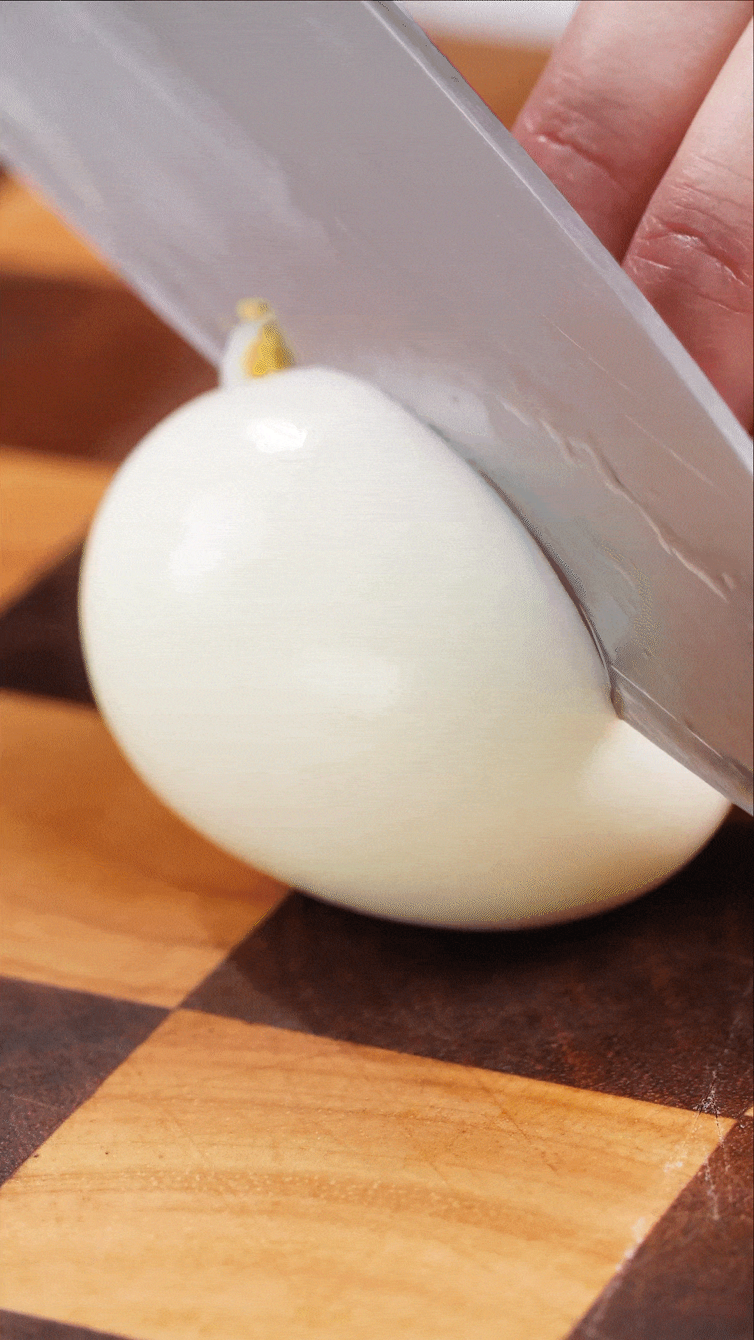 雞蛋煮熟，改刀備用