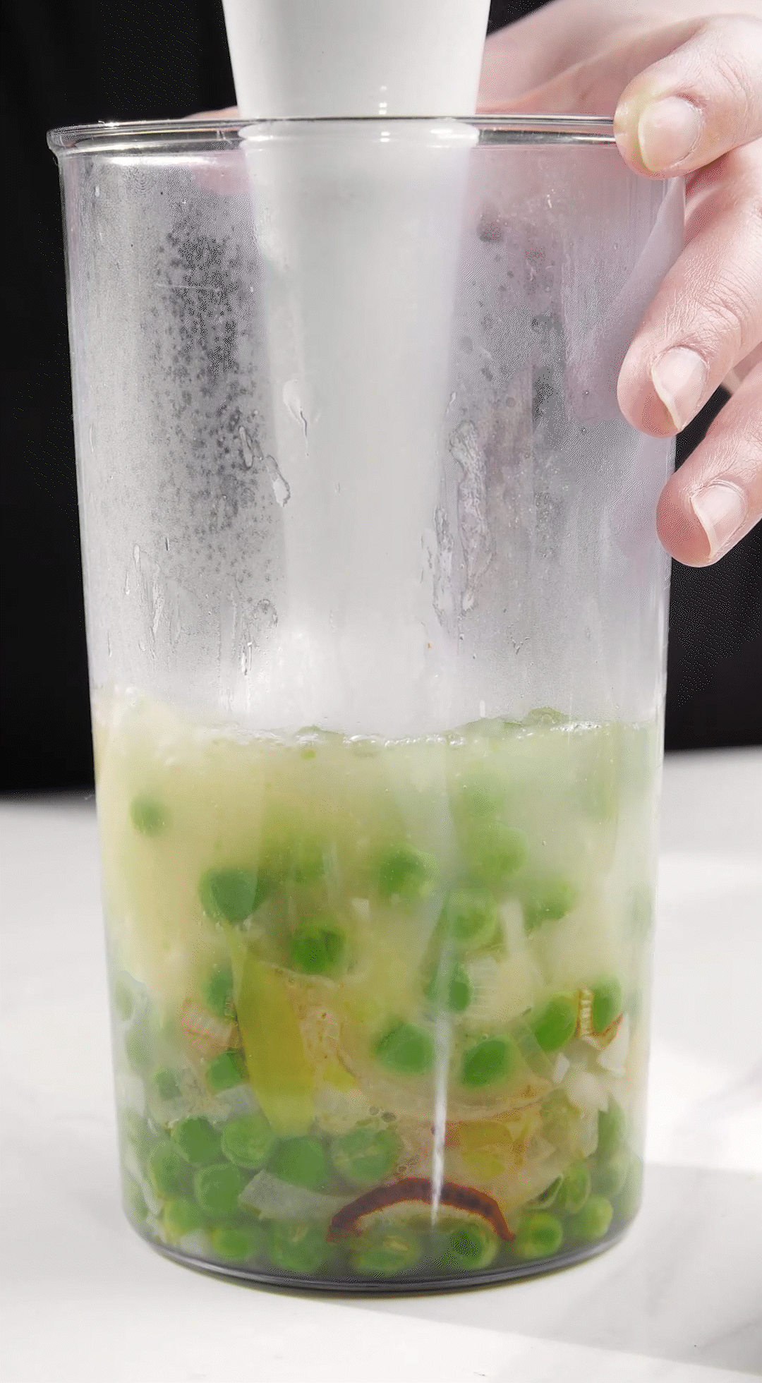 炒好的蔬菜+高湯或熱水，倒入破壁機攪打細(xì)膩絲滑即可。