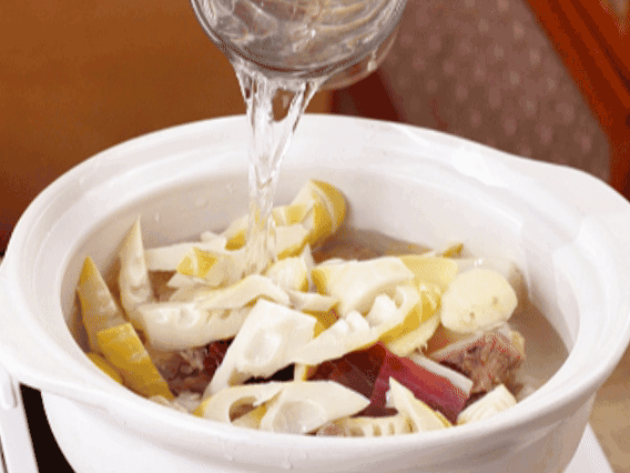 砂鍋中依次放入姜片、雞肉、春筍、火腿，加入足量的水，大火燒開后，轉(zhuǎn)小火燉40分鐘