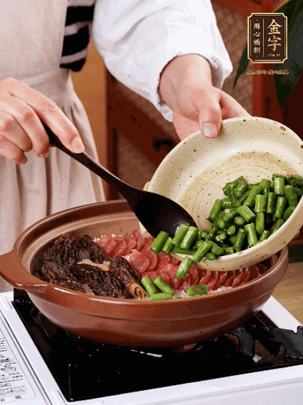 鋪上金字香腸、羊肚菌、蘆筍，蓋蓋子燜7分鐘