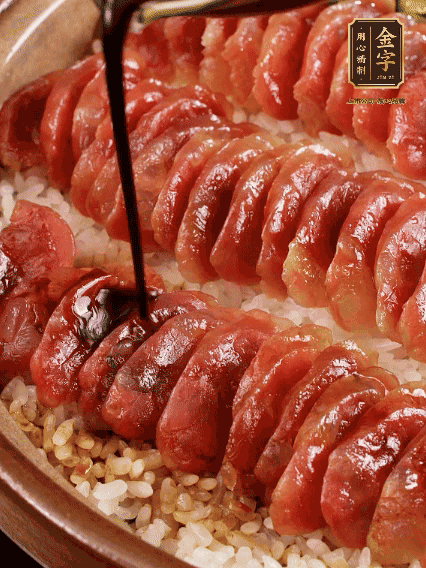 淋上醬汁攪拌均勻
調(diào)一個(gè)醬汁：生抽2匙、老抽半匙、蠔油半匙、白砂糖1/3匙、雞精1/3匙、香油5滴、水1匙