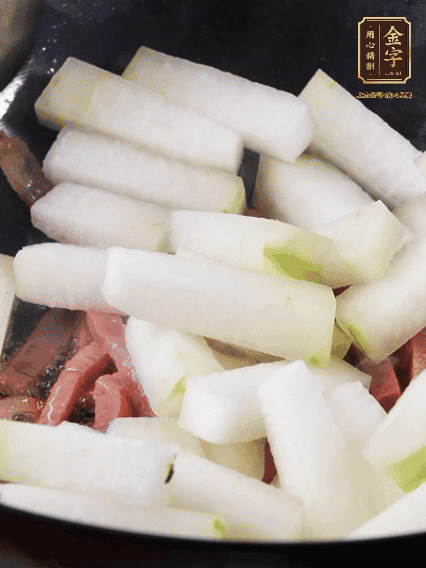 再下冬瓜微微煸炒，加一小碗水，中小火煨5分鐘