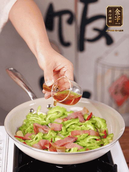 淋一圈料酒，少許糖調(diào)味