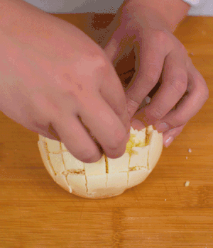 在縫隙里塞適量馬蘇里拉奶酪、再塞入淡火腿碎。