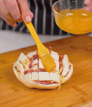 放在烤盤上，表面先刷一層玉米油，再刷一層蛋黃液。