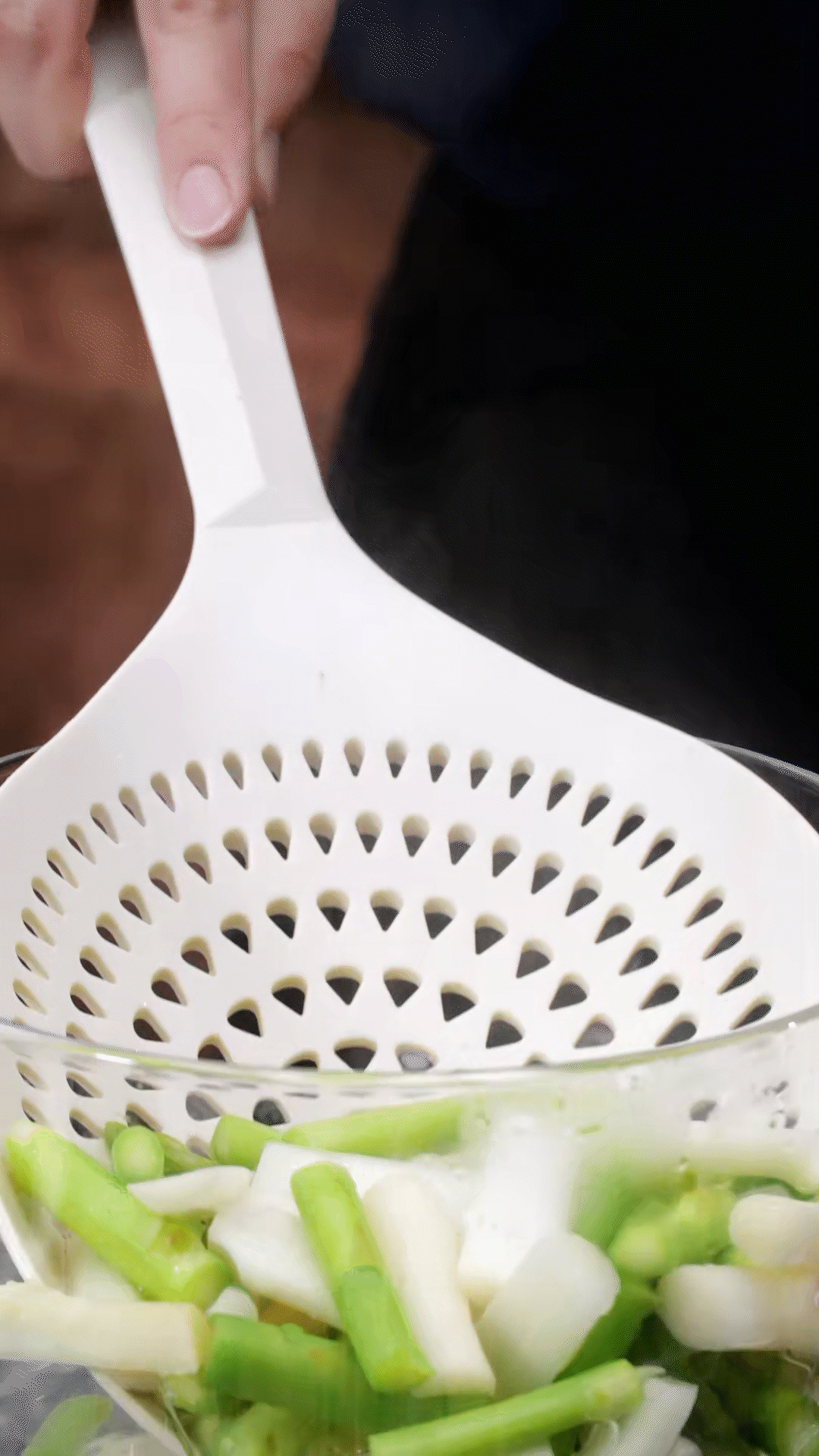 蘆筍切去老根，削皮后切斷焯水
