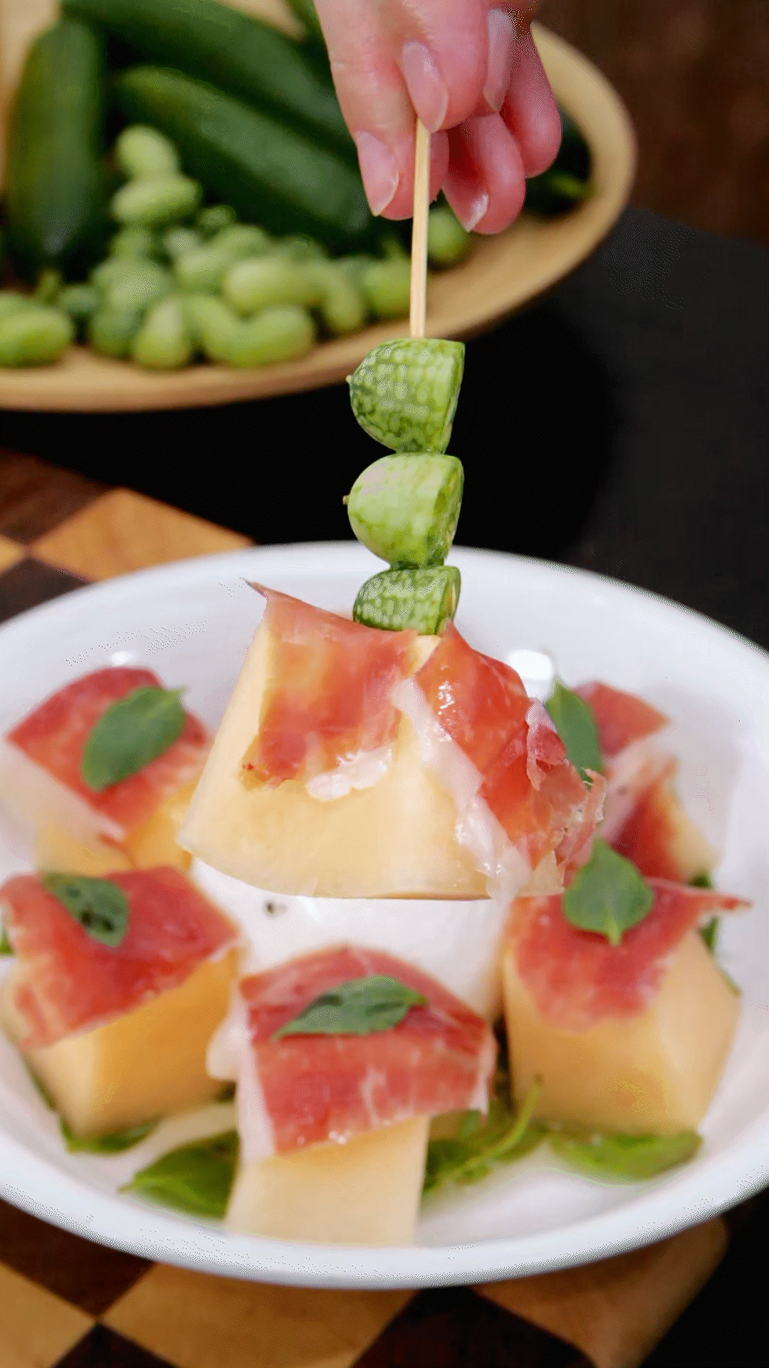 依次放上：布拉塔奶酪球、密瓜和巴瑪火腿