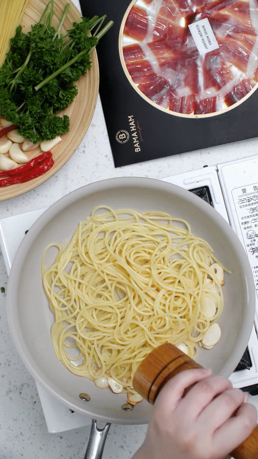 起鍋燒水，水開加入1勺橄欖油和1勺鹽，煮開后放入意面，水再次煮開后轉(zhuǎn)中小火，5號面約8-10分鐘
