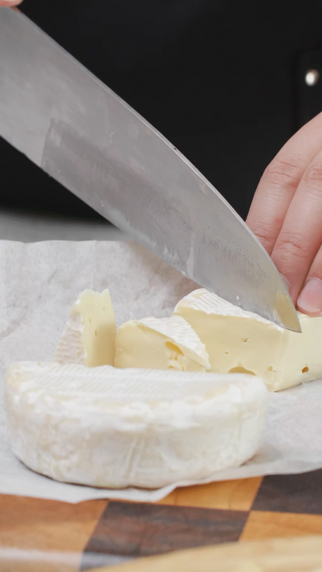 ①布里奶酪切塊、蘇打餅干掰成合適大小