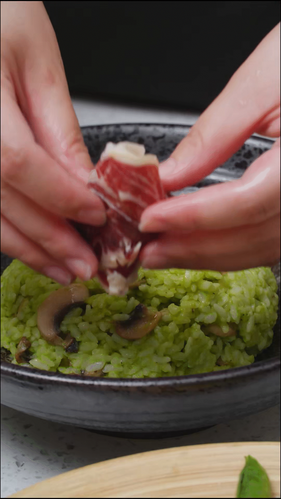 鍋中放入口蘑煎軟后，加一碗煮好的米飯
