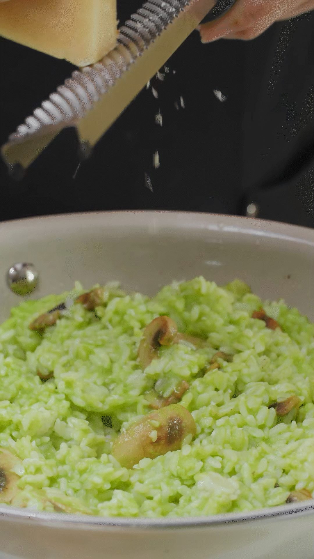 倒入豌豆泥、干酪、一塊黃油和黑胡椒海鹽調味
