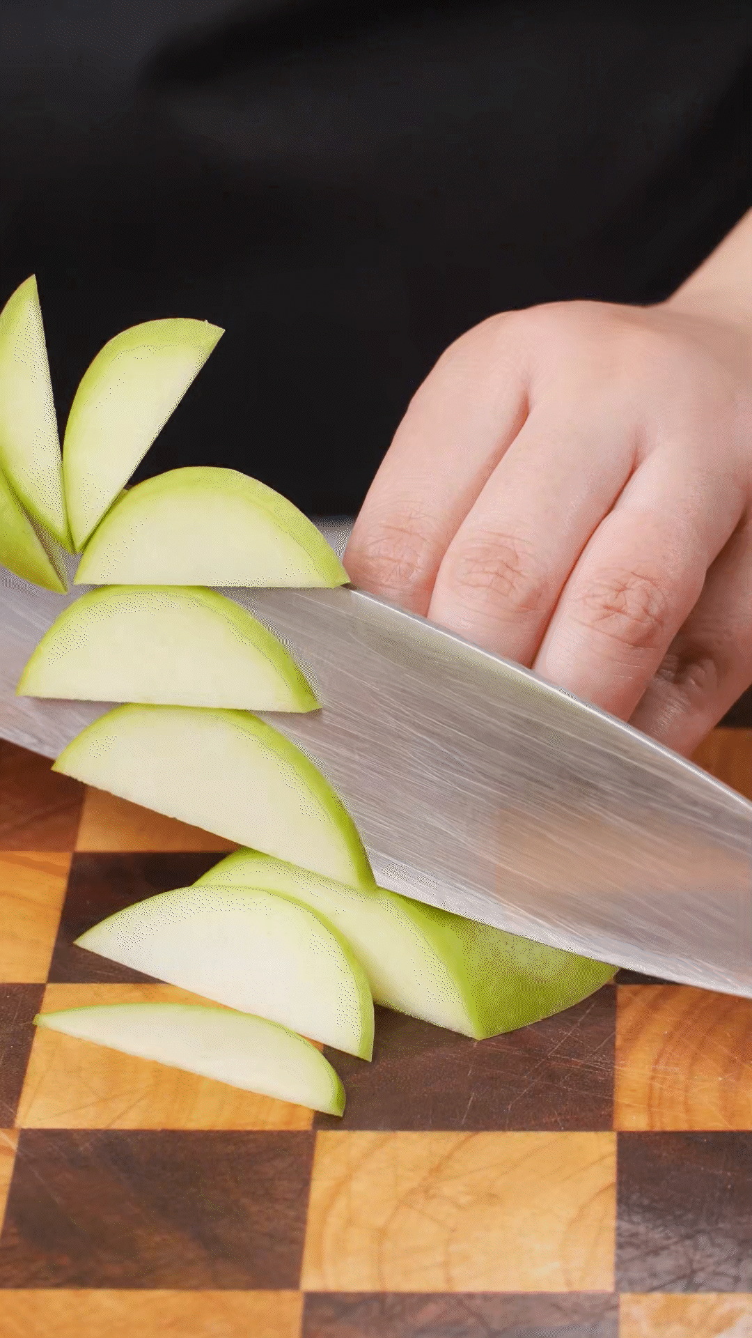 蘋果、梨子洗凈改刀
