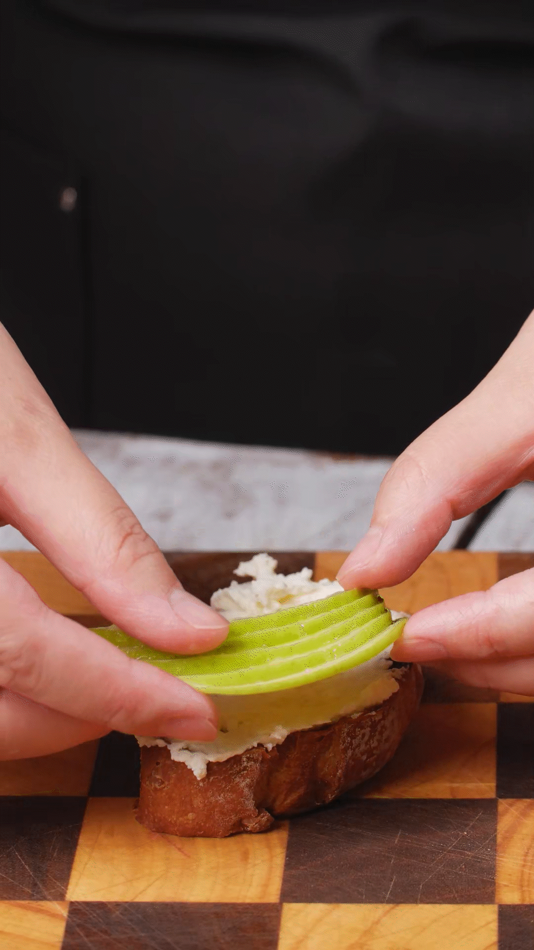 歐包抹上奶酪依次放上：蘋果、梨、藍(lán)莓
