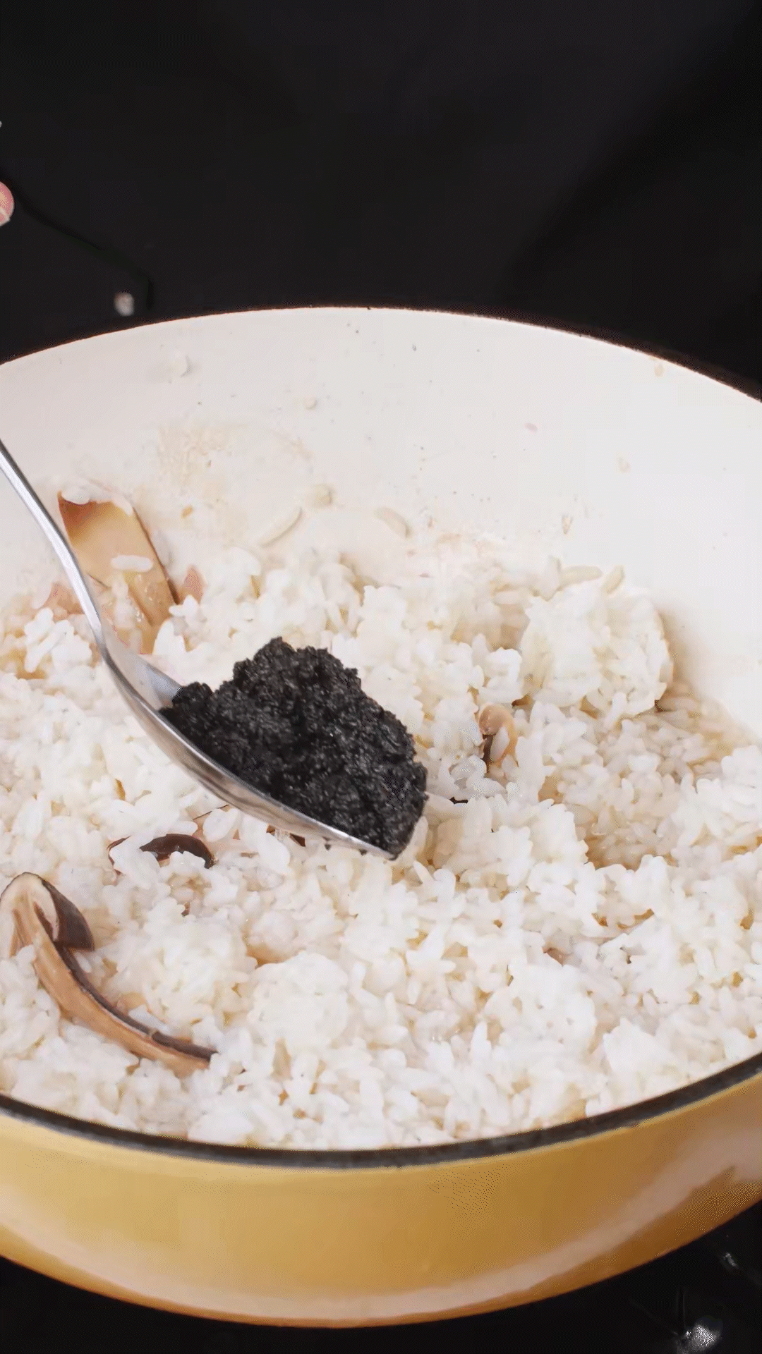 底油放入洋蔥爆香后加入黑皮雞樅菇、口蘑，用白葡萄酒增鮮
